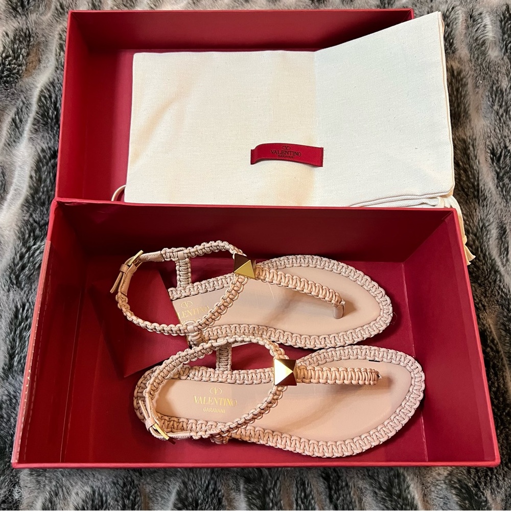 Never worn Valentino Garavani nude sandals - size 36